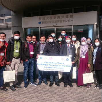 Trainees in front of the lecture hall